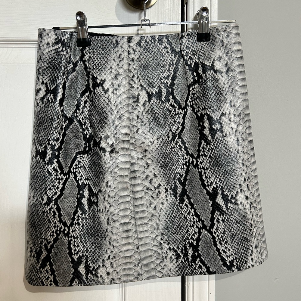 2/25$🛒✨Stylish Snake Print Skirt Dynamite